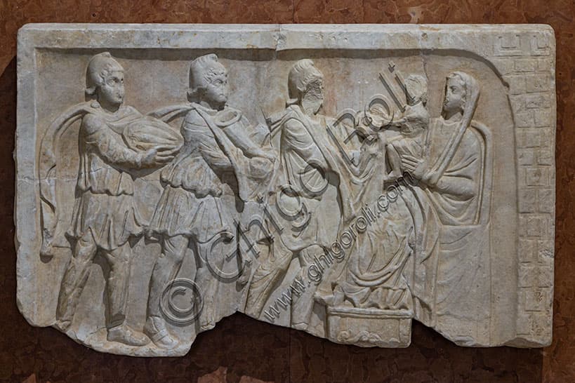 Rilievo scultoreo raffigurante l'Adorazione dei Magi, fianco destro di sarcofago in marmo lunense, IV secolo d.C.