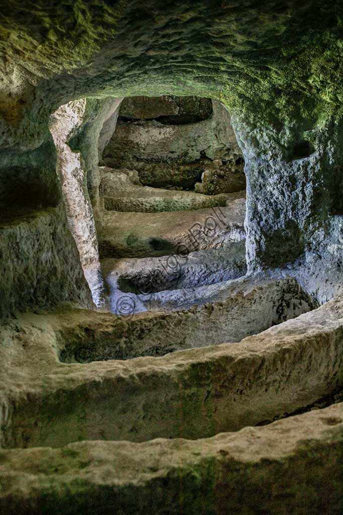 Veduta panoramica delle antiche latomie, le prigioni nelle cave, nel sito archeologico di Akrai a Palazzolo Acreide, Sicilia