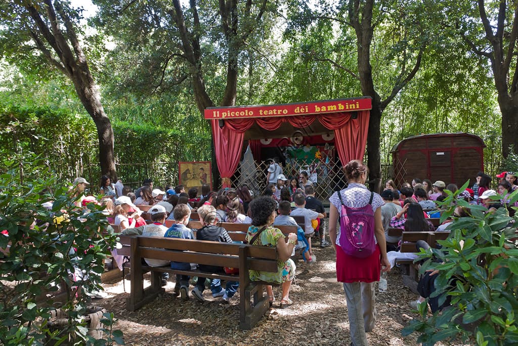 Vista del Teatro dei Burattini nel Parco di Pinocchio, attrazione per bambini