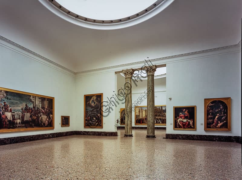 Veduta interna delle Sale Napoleoniche nella Pinacoteca di Brera a Milano, che mostra l'allestimento museale e le opere d'arte.