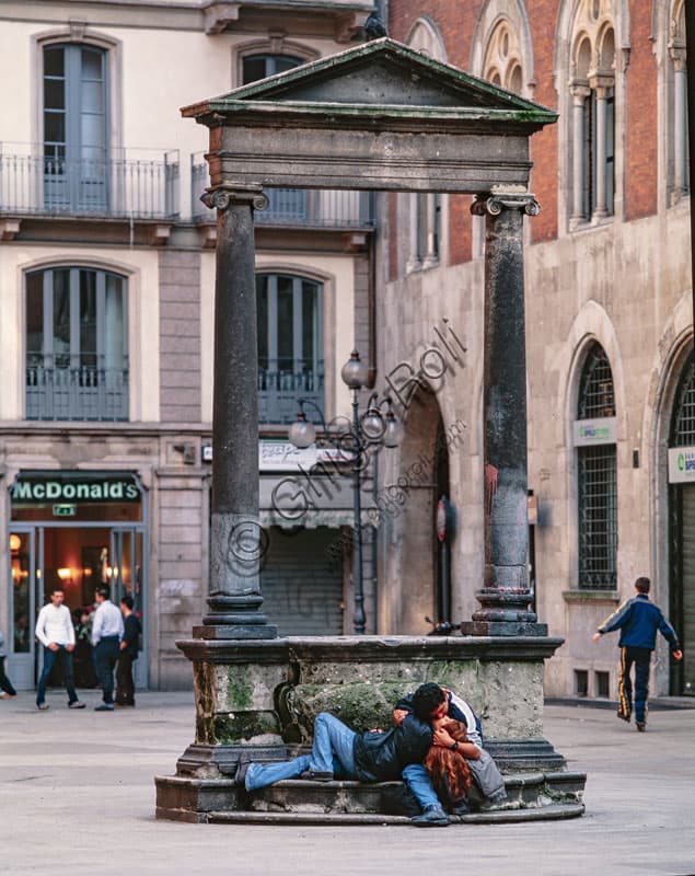 Vera da pozzo medievale in Piazza dei Mercanti, centro storico di Milano, architettura civile del Duecento