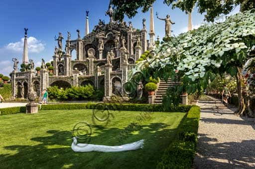 Isola Bella: Borromeo Palace and Baroque Garden with White Peacock