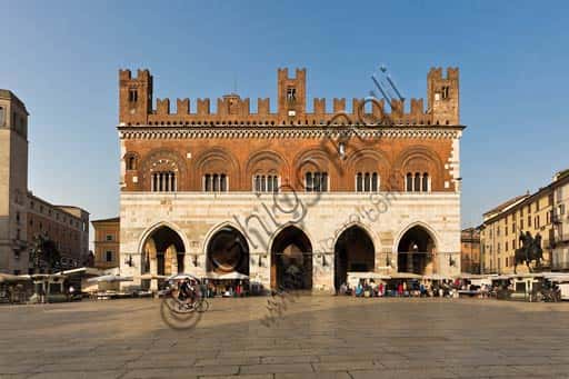 Piazza dei Cavalli in Piacenza: The Gothic Palace and Farnese Equestrian Monuments
