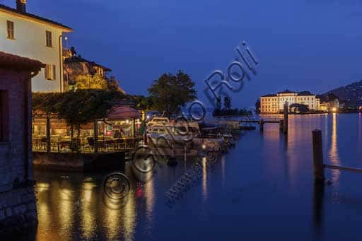 Isola Pescatori: Nocturnal Lakefront View with Pier and Illuminated Borromeo Palace