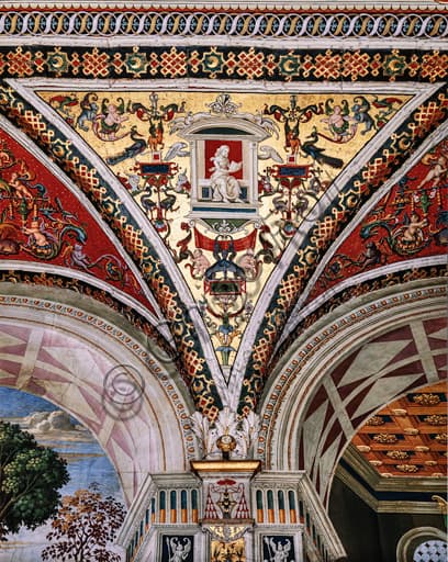 Dettaglio affresco a grottesca con grisaille nel pennacchio della volta, Libreria Piccolomini, Duomo di Siena