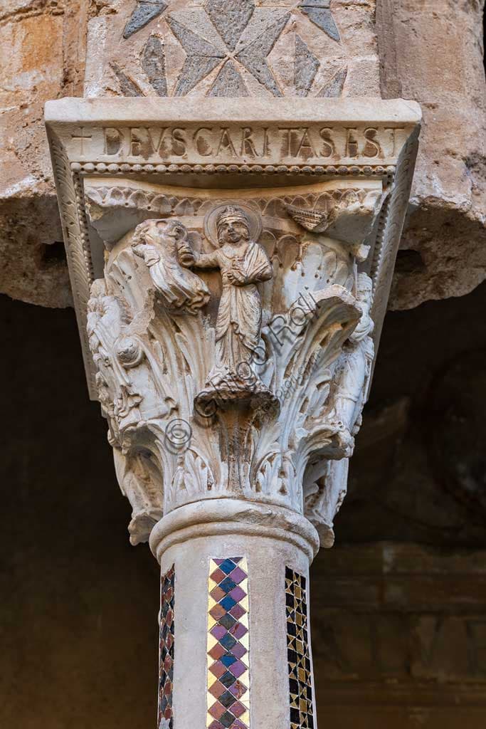 Allegoria della Carità, capitello W8 faccia Est, chiostro Duomo di Monreale Palermo Sicilia