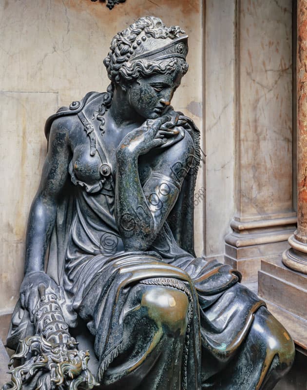 Dettaglio della statua in bronzo Allegoria della Pace di Leone Leoni, Duomo di Milano