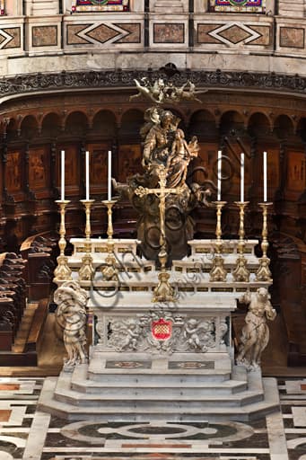 Interno del Duomo di Genova: altare maggiore con la statua di Maria Regina di Genova, scultura di Giovanni Battista Bianco