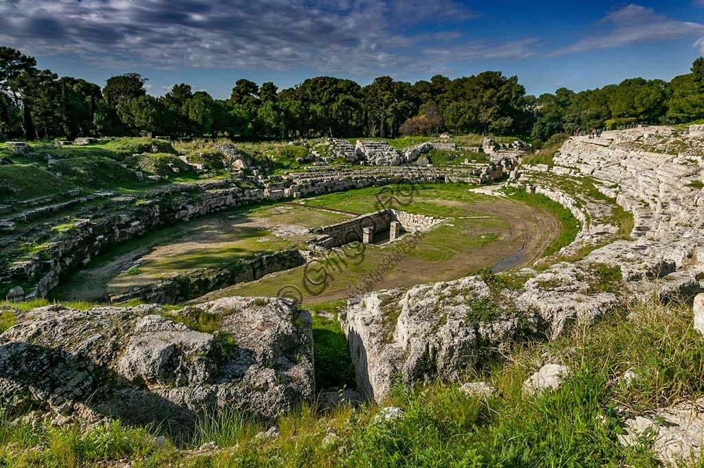 Veduta aerea dell'Anfiteatro Romano nel Parco Archeologico della Neapolis di Siracusa, Sicilia