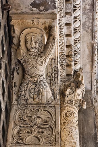 Dettaglio scultoreo dell'Angelo simbolo di San Matteo, mensola romanica del portale del Duomo di Genova, XII secolo, Liguria Italia
