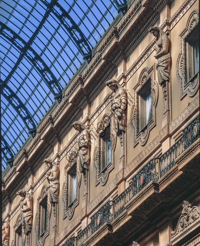 Interno architettonico della Galleria Vittorio Emanuele II a Milano, dettaglio sulla cupola in vetro e strutture in ferro.