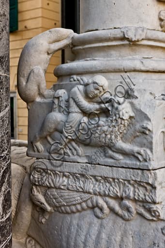 Sculptural detail of a column base at Genoa Cathedral: Samson slaying the lion, workshop of Benedetto Antelami