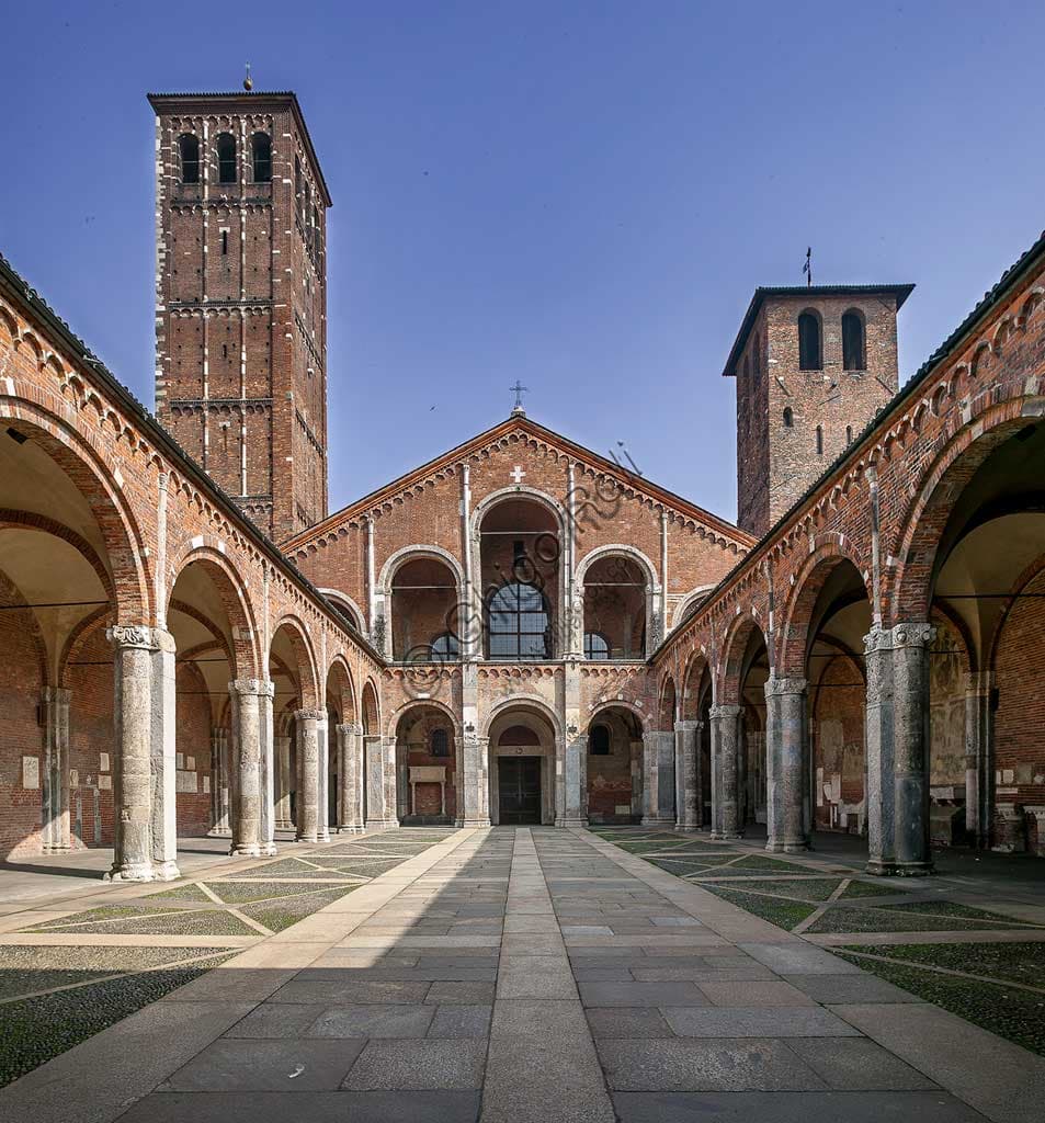 Architettura della facciata e del portico della Basilica di Sant'Ambrogio a Milano