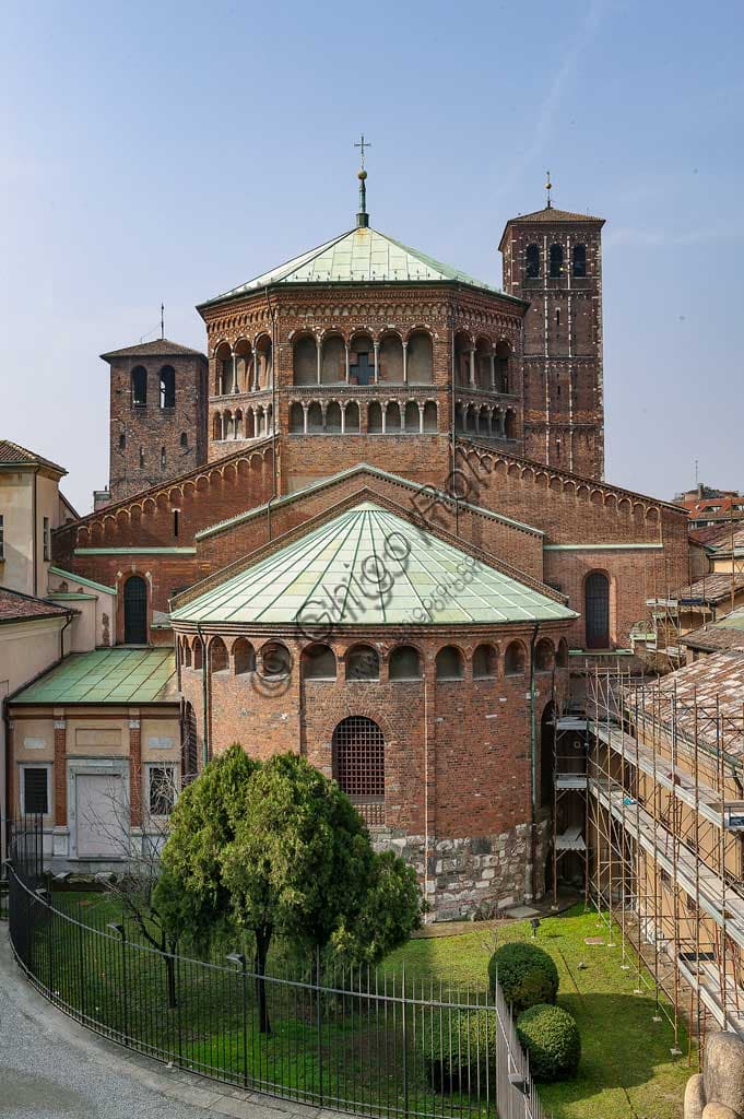 Veduta laterale delle absidi romaniche della Basilica di Sant'Ambrogio a Milano, architettura in mattoni