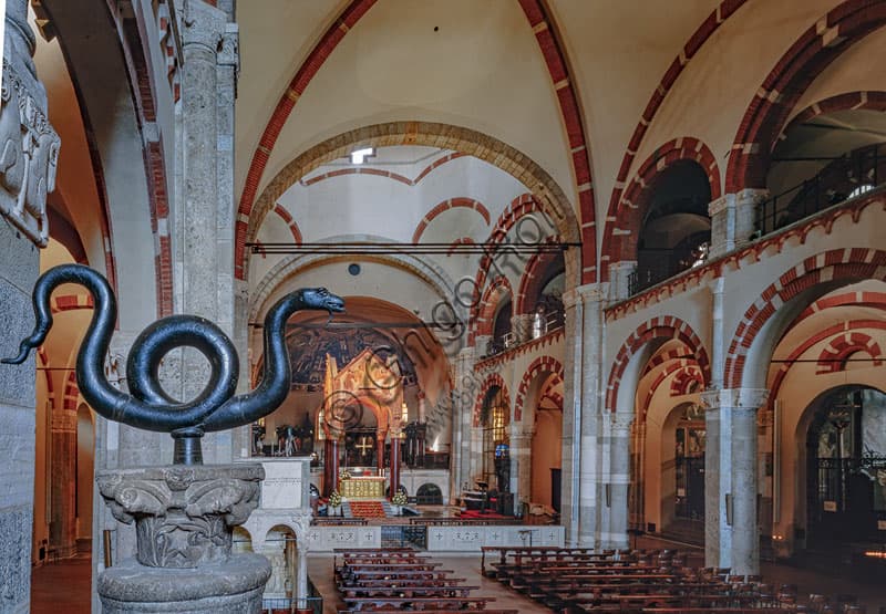 Navata centrale Basilica di Sant'Ambrogio Milano con serpente bronzeo bizantino in primo piano