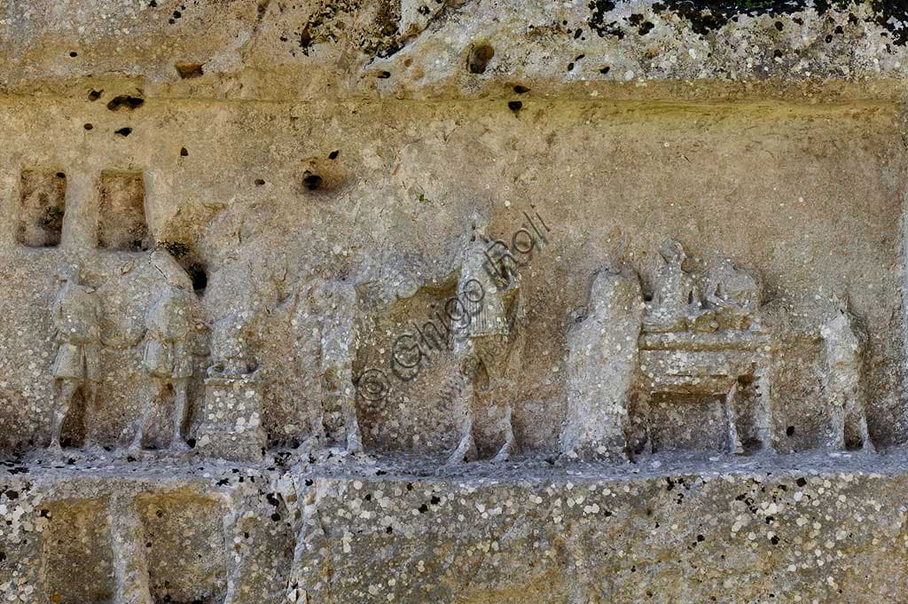 Dettaglio di un bassorilievo antico scavato nella roccia delle latomie presso il sito archeologico di Akrai, Palazzolo Acreide (SR)