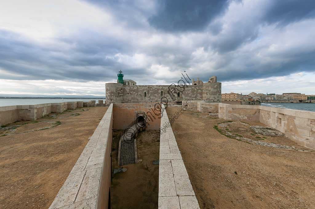 Vista dei bastioni del Castello Maniace a Siracusa, sull'isola di Ortigia, in Sicilia