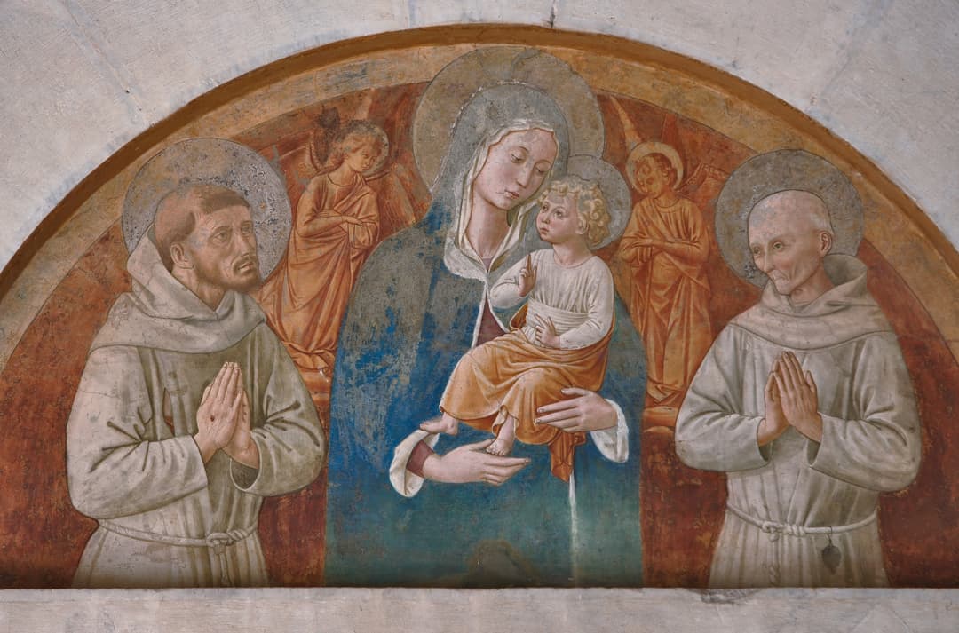 Affresco rinascimentale di Benozzo Gozzoli: Madonna con Bambino tra i Santi Francesco e Bernardino nella lunetta di San Fortunato, Montefalco