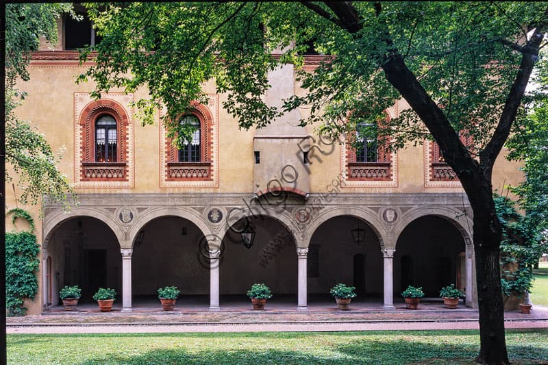 Loggia-portico rinascimentale della Bicocca degli Arcimboldi a Milano, con cinque arcate del XV secolo