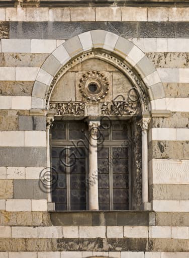 Bifora gotica al secondo ordine della torre nord del Duomo di San Lorenzo a Genova, Liguria, Italia