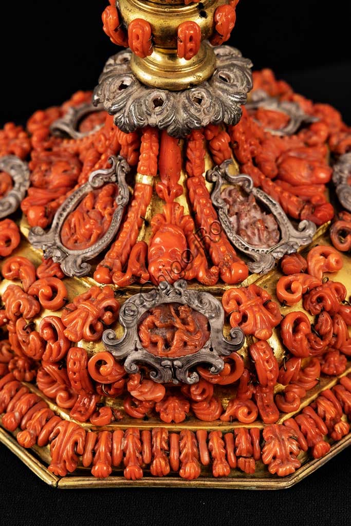 Calice in corallo con filigrana d'argento e rame dorato, opera di Francesco Iacono, Museo Diocesano di Monreale