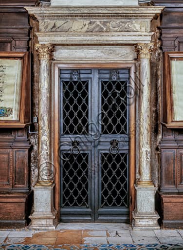 Cancellata in bronzo di Toniolo, porta d'ingresso della Libreria Piccolomini nel Duomo di Siena