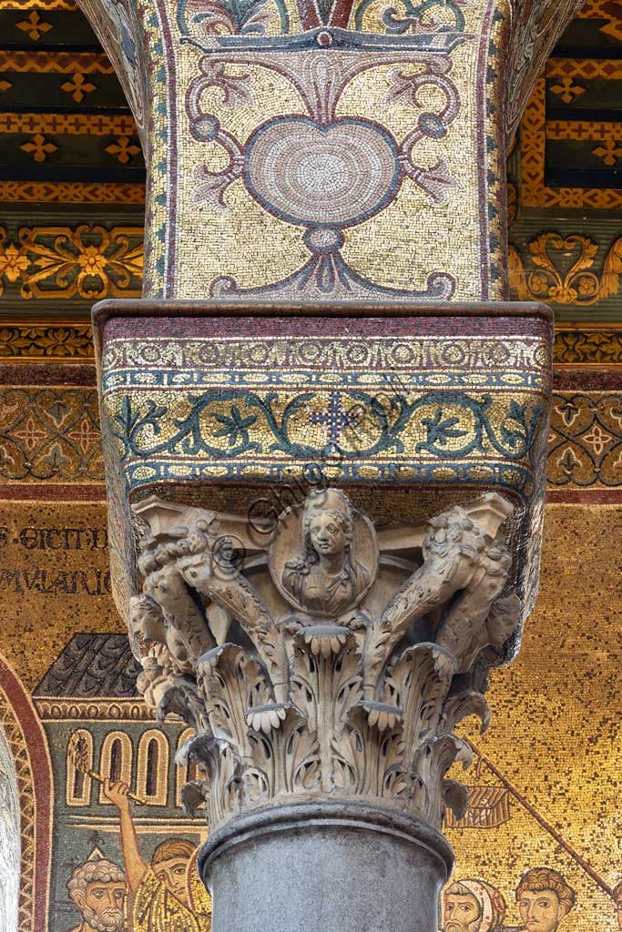 Capitello corinzio di epoca romana nel Duomo di Monreale a Palermo, Sicilia