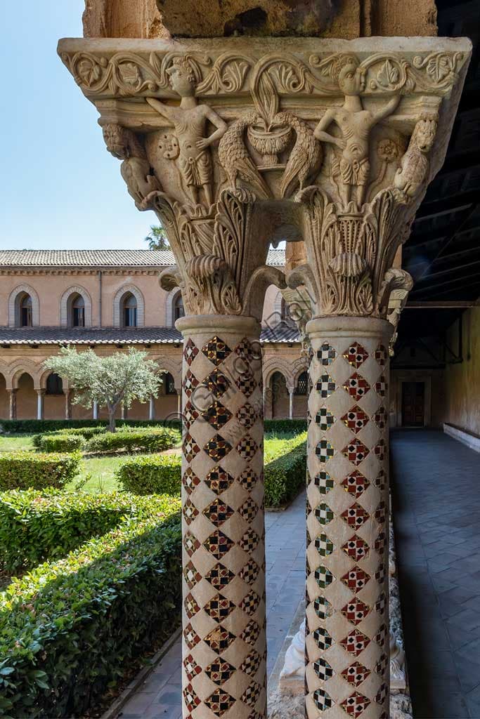 Capitello scultoreo N18 nel chiostro del Duomo di Monreale, Sicilia - Dettaglio della faccia Est con figure, uccelli e dragoni in stile romanico-normanno