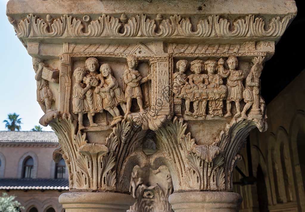 Capitello scultoreo romanico con scena biblica di Sansone catturato e accecato, chiostro del Duomo di Monreale a Palermo