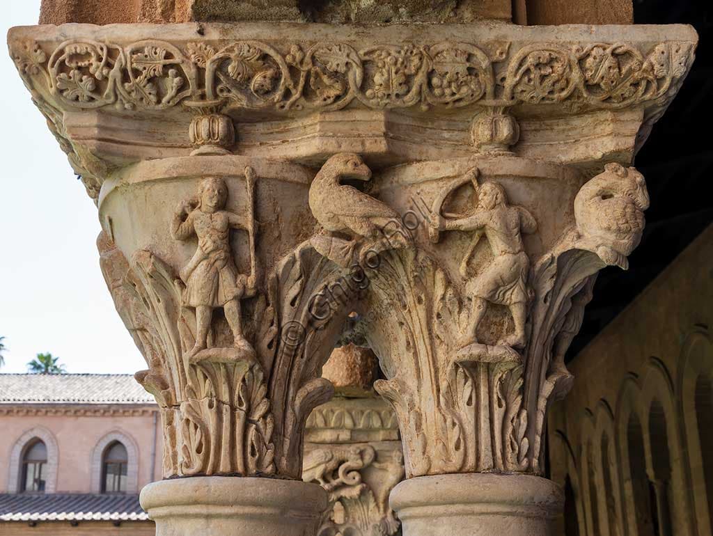 Capitello romanico N23, lato Nord, scena di caccia con due cacciatori e uccelli, chiostro Duomo di Monreale, Palermo, Sicilia