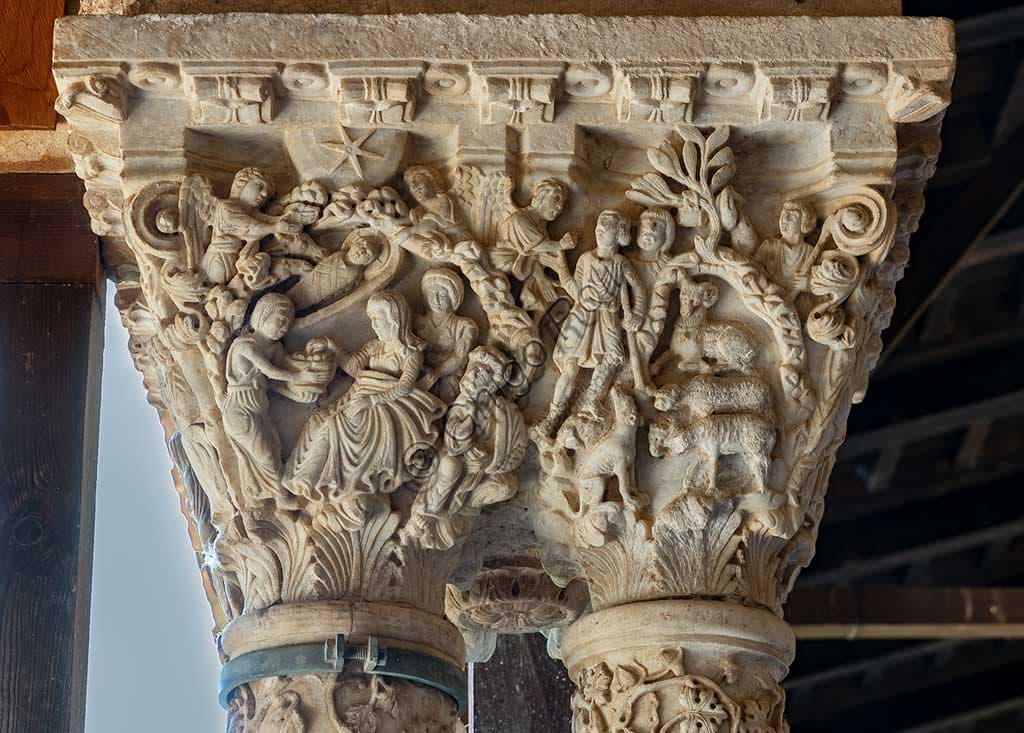 Scultura del capitello E 1 con la scena della Natività, chiostro del Duomo di Monreale, Palermo
