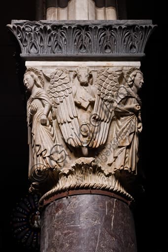 Capitello scultoreo con simbolo di San Luca (toro), navata centrale Duomo di Genova, opera del Maestro degli Angeli (1307)