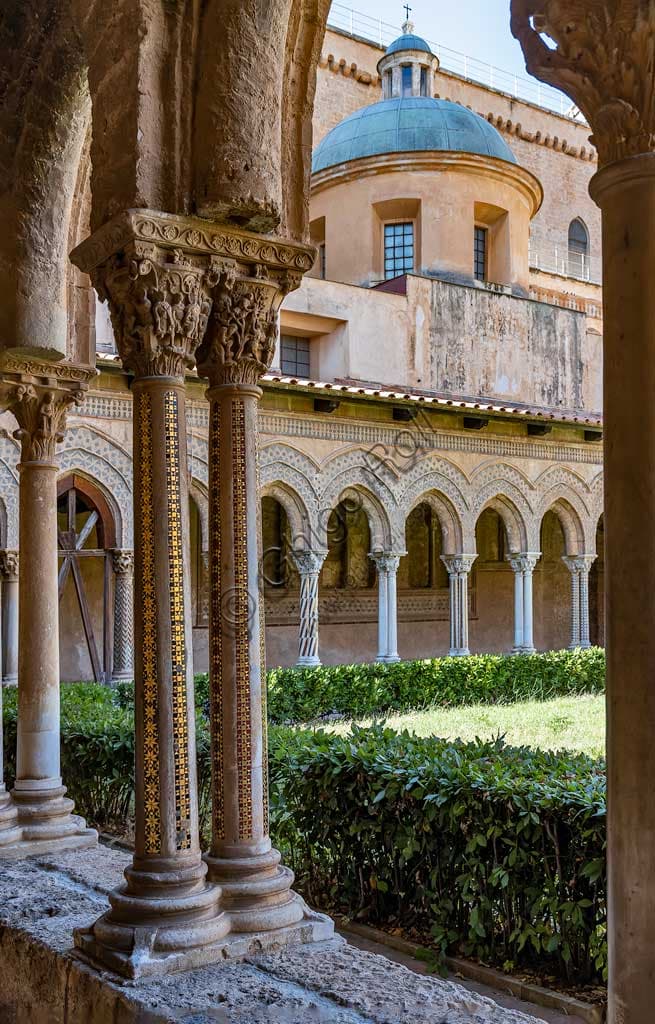Capitello scultoreo W20 con scena di Noè nella vigna, chiostro del Duomo di Monreale a Palermo, Sicilia