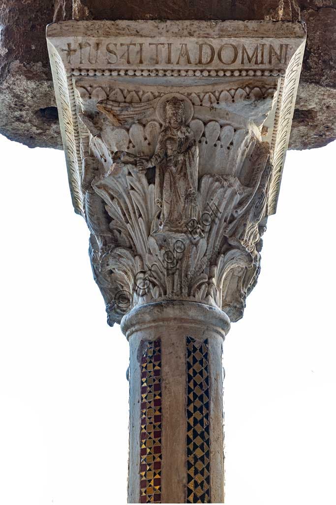 Capitello W8 Allegoria della Giustizia nel chiostro del Duomo di Monreale a Palermo, Sicilia