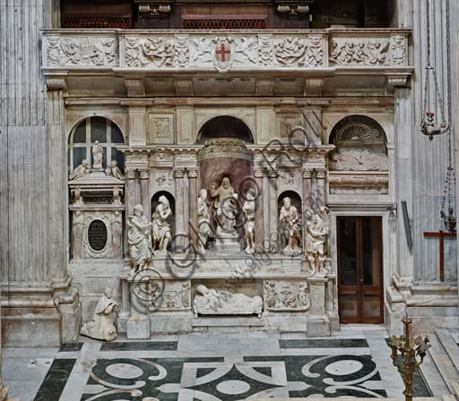 Veduta interna della Cappella Cybo nel Duomo di Genova con le statue di Della Porta e Da Corte