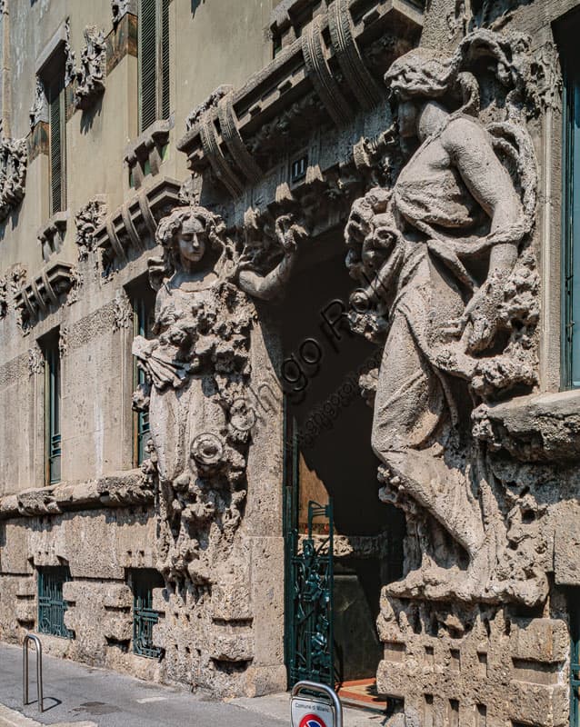 Sculture del portale liberty di Casa Campanini a Milano, opera di Alfredo Campanini