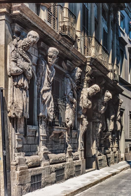 Veduta esterna del piano terra della Casa degli Omenoni a Milano con i telamoni scolpiti