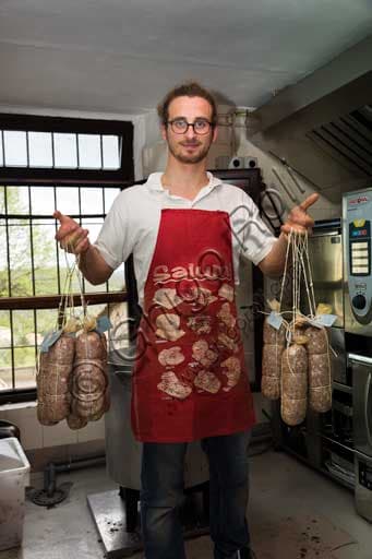 Francesco Porciatti mostra finocchiona e salame toscano a Casa Porciatti, Radda in Chianti