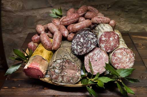 Assortimento di salumi tipici toscani Casa Porciatti a Radda in Chianti: finocchiona, rigatino, salame e buristo