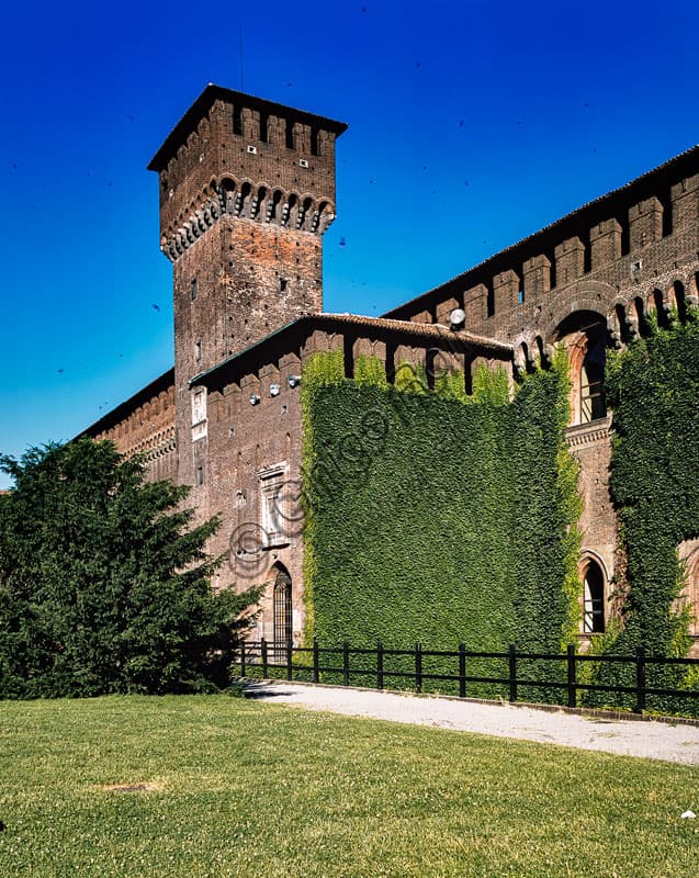 Fotografia architettonica della Torre di Bona e del vestibolo del Castello Sforzesco a Milano, edificio storico del 1476.