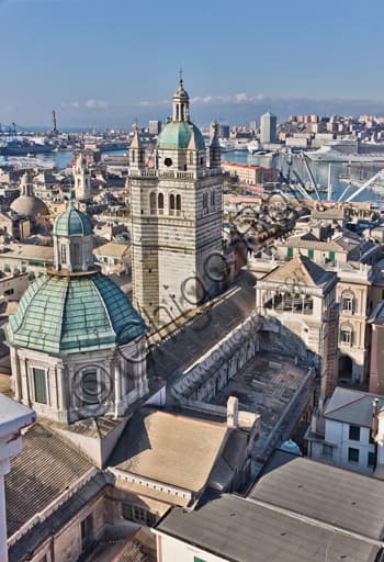 Architettura della Cattedrale di San Lorenzo a Genova: vista della cupola e del campanile