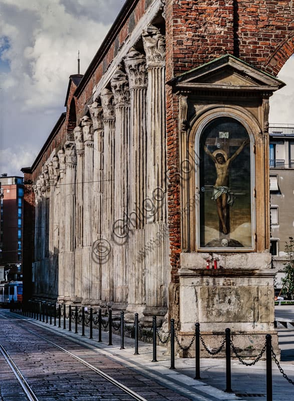 Veduta del colonnato romano della Chiesa di San Lorenzo Maggiore a Milano con il dipinto Crocifissione di Salvador Dalí