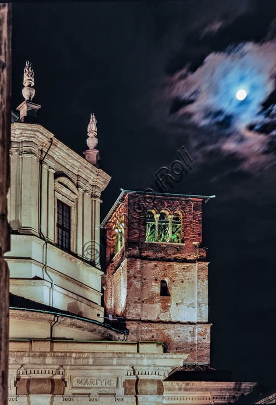 Veduta notturna della cupola e del campanile della Chiesa di San Lorenzo Maggiore alle Colonne a Milano