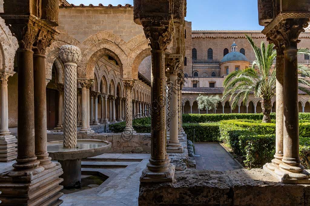 Chiostrino con fontana battesimale e Duomo di Monreale, Palermo - Architettura normanna del XII secolo