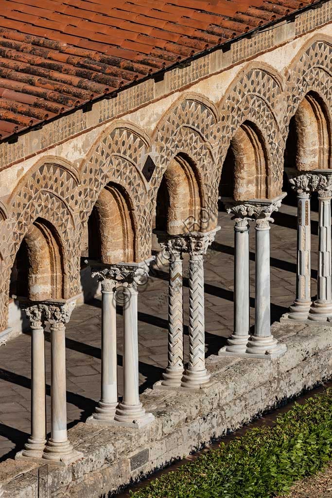Fuga di archi romanici sul lato est del chiostro del Duomo di Monreale, Sicilia, XII secolo