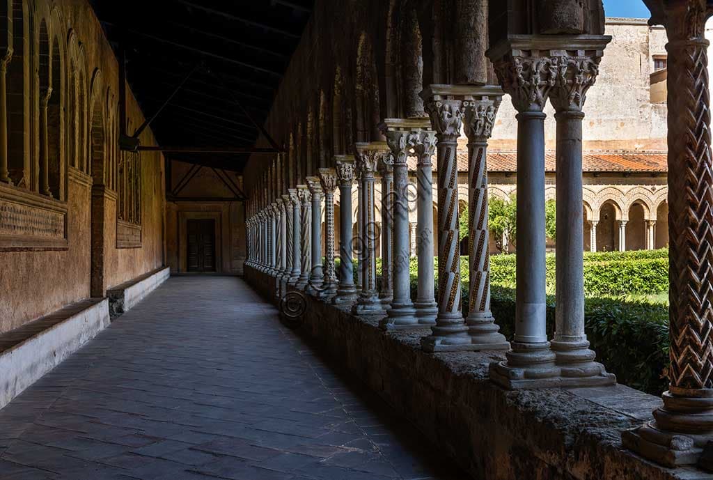 Veduta del lato occidentale del chiostro del Duomo di Monreale, Sicilia, architettura normanna del XII secolo