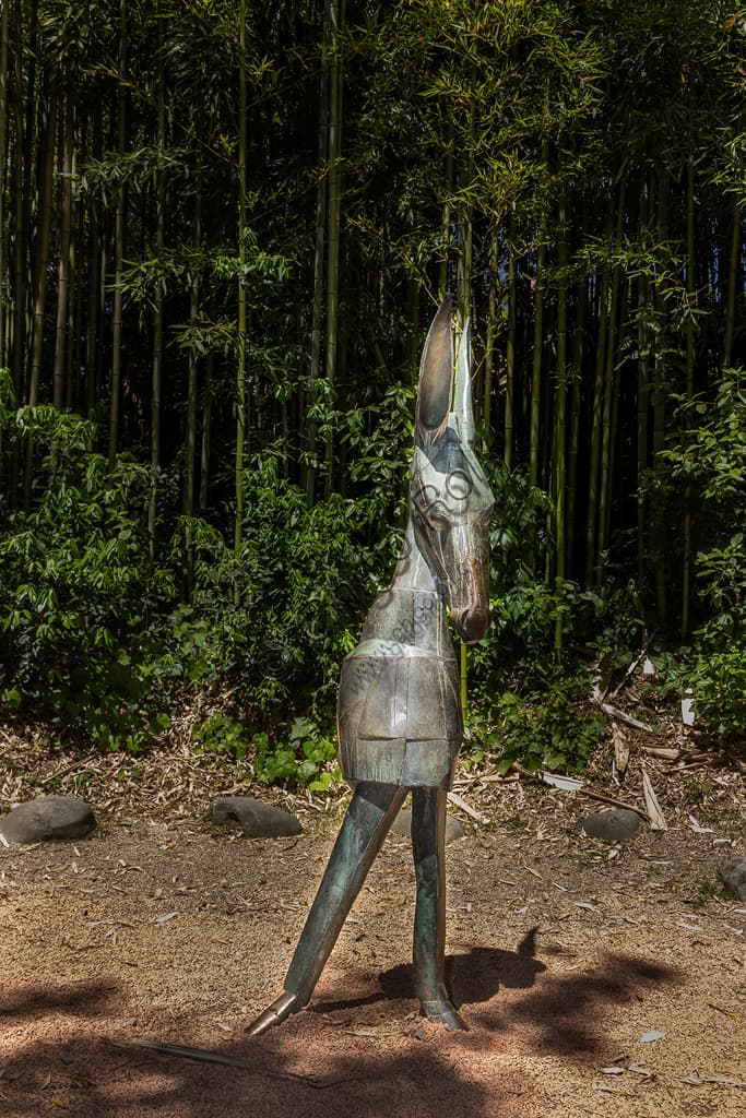 Scultura in bronzo e acciaio Il Ciuchino Pinocchio di Pietro Consagra al Parco di Pinocchio a Collodi