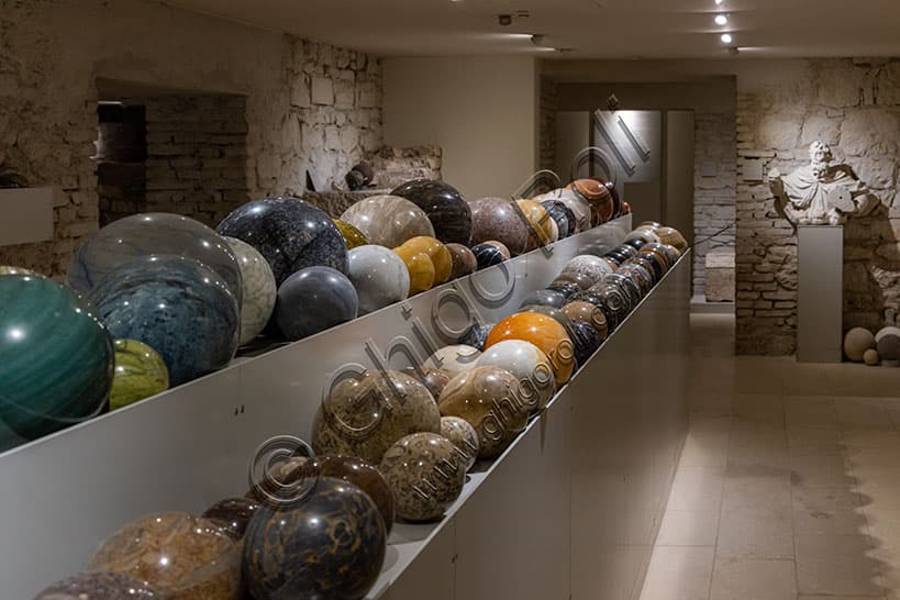 Collezione di sfere artistiche in travertino, marmo e pietra su base scultorea