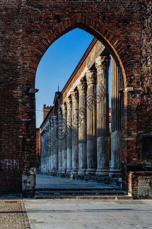 Veduta delle 16 colonne romane corinzie originali del II-III secolo nella Basilica di San Lorenzo Maggiore a Milano
