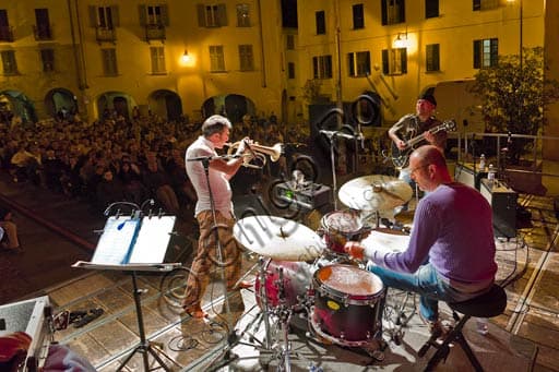 Paolo Fresu performing a night concert at Bobbio's Cathedral Square, illuminated after dark